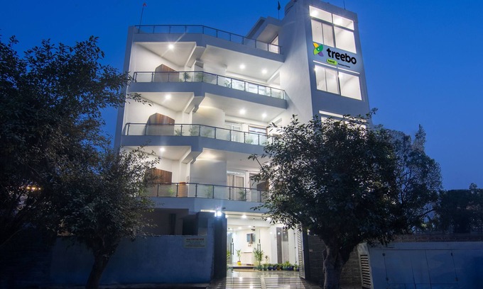Noida Hotel | Cozy Treebo Fortune Home with Breakfast & Family Amenities
