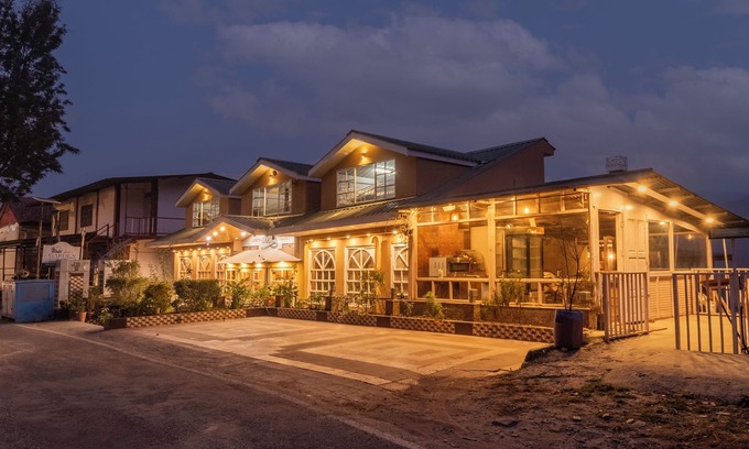 Shoghi Bed & Breakfast | Discover Lords Garden Glory: Family-Friendly Comfort Awaits