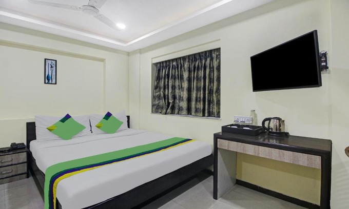 Kalighat Hotel | Inviting Stay at Treebo Naman's Inn with Breakfast Included