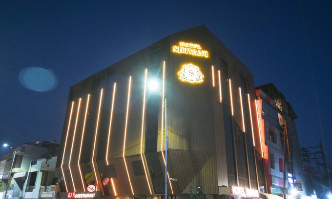Rau Hotel | Cozy Treebo Shivani: Family-Friendly with Great Amenities
