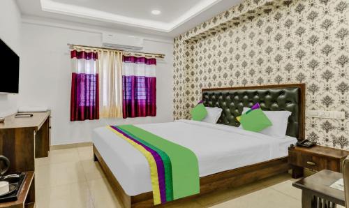 RR Nagar Hotel | Discover Treebo Three Drops: Family-Friendly with Dining