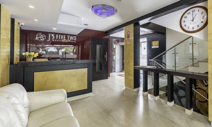 Raja Annamalai Puram Hotel | Stylish Stay at Treebo Trend J'S Five Two Boutique Hotel