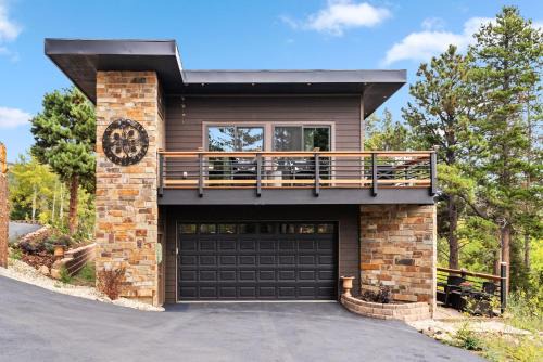 Black Hawk House | Inviting Treehouse 1BR Retreat with Relaxing Hot Tub
