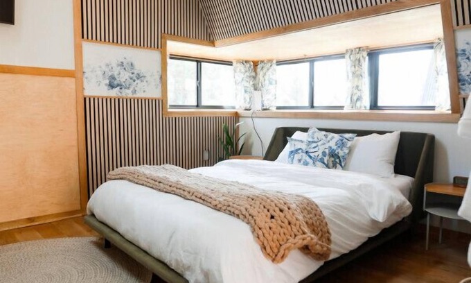 Sodus Cabin | Romantic Treehouse 5: Private Hot Tub & Spa Retreat