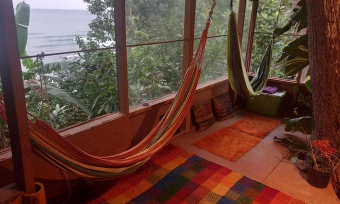 Snow Hill Apartment | Idyllic Treehouse Retreat with Private Beach and Ocean View