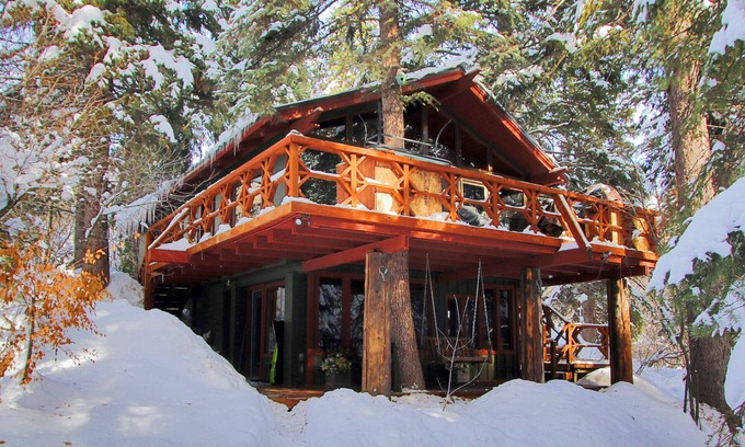 Sundance Cabin | Idyllic Treehouse Retreat by the Stream - Pet Friendly Escape