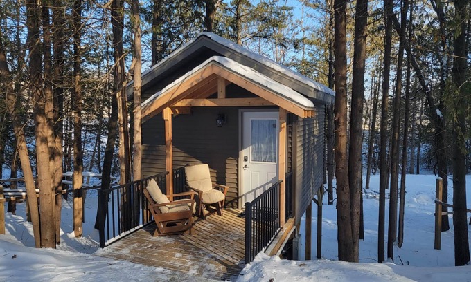 Elba Cabin | Enchanting Treehouse Cabin with Ocean View & Breakfast