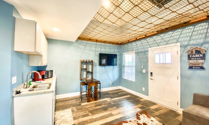 Clarks Hill House | Unforgettable Treehouse Getaway: Pet Friendly & Breakfast Included