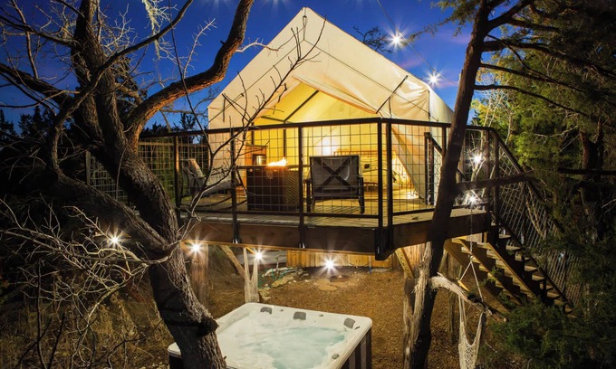 Fredericksburg Cabin | Discover Treehouse Glamping at Pecan Haven with Hot Tub!