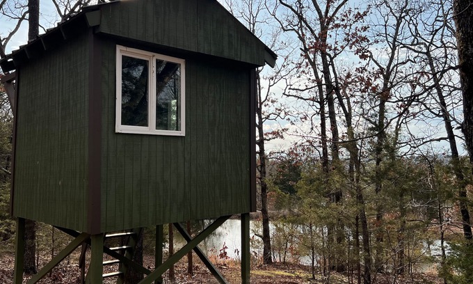 Prairie Grove Cabin | Serene Treehouse Retreat: Ideal for Families and Pets