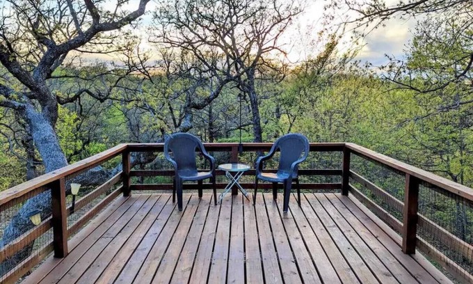Hennepin House | Treehouse Hideaway: Family-Friendly Retreat with Kitchen