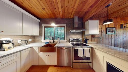 Ludlow House | Eco-Friendly Treehouse Home with Hot Tub and Fireplace