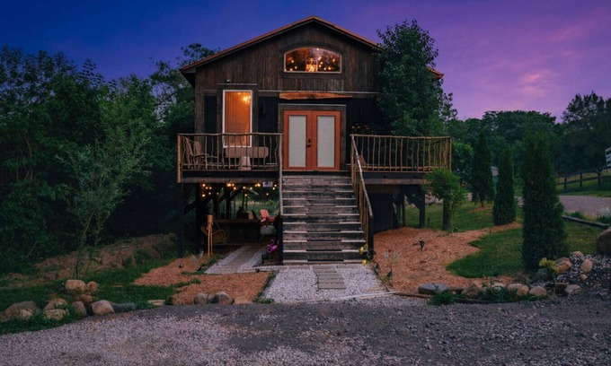 West Newton Cabin | Inviting Treehouse with Hot Tub on 60-Acre Farm Escape