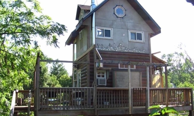 Martha Jefferson Cabin | Inviting Treehouse in Downtown Charlottesville with Spa & More
