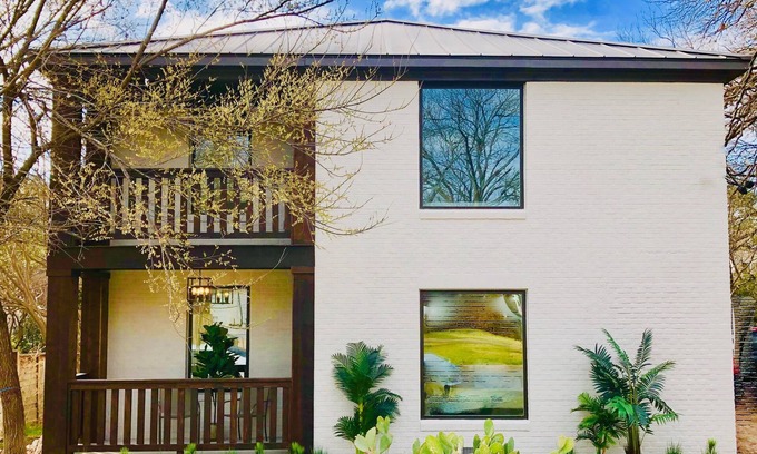North University House | Pet-Friendly Treehouse Living near St. Davids Hospital