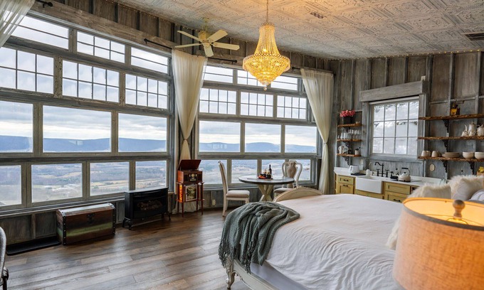 Lupton City Cabin | Experience the Treehouse: Luxury with Spa & Hot Tub