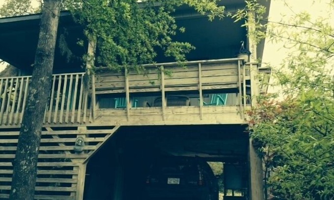 Colington Harbour Cottage | Cozy Treehouse OBX: Pet-Friendly Retreat Near the Sound