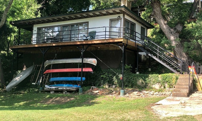 Kerrville Cabin | Unique Treehouse Retreat on Flat Rock Lake with Kitchen
