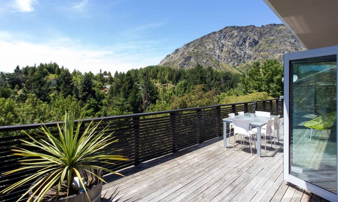 Arthur's Point House | Relaxing Treehouse Spa Escape with Family-Friendly Amenities