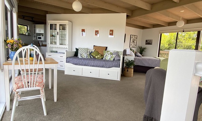 Tura Beach Apartment | Cozy Treehouse Studio with Oceanfront Pool & Spa