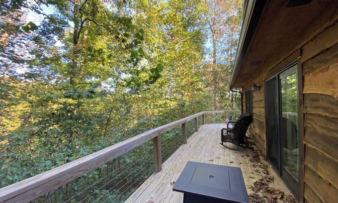 New Castle Cabin | Charming One Bedroom Apartment with Kitchen & Breakfast