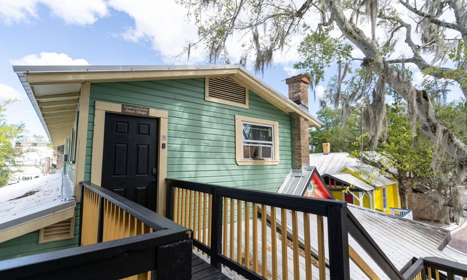 Gainesville Apartment | Treehouse Suite: Walk to DNTN, Pet Friendly with Spa