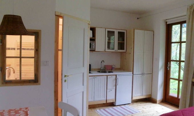 Alvern Apartment | Tranquil Garden Escape with Breakfast & Pet-Friendly Options