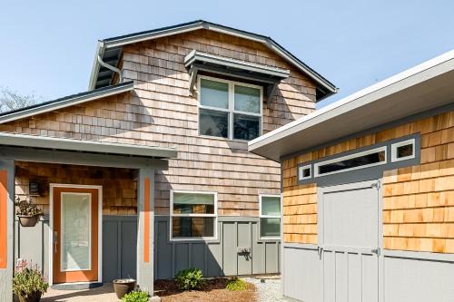 Rockaway Beach House | Experience Trees to Sea House: Family-Friendly Retreat