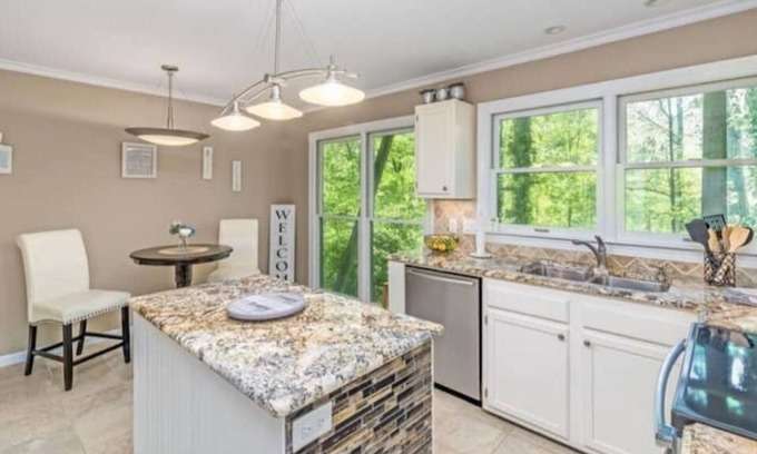 Chapel Hill House | Relaxing Treetop House with Spa and Hot Tub in Chapel Hill