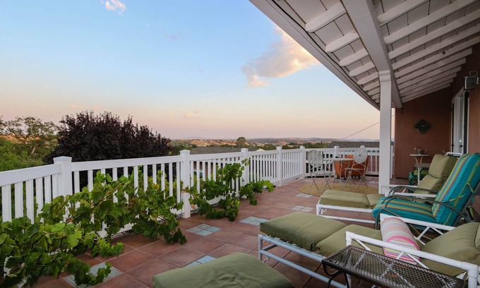 Paso Robles House | Scenic Treetop Lodge: Breathtaking Views Near Downtown