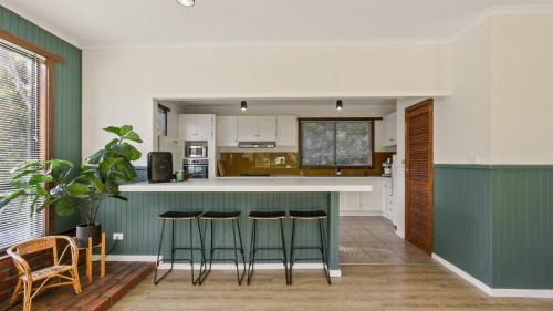 Metung House | Explore Treetop Retreat House: Family & Pet-Friendly Getaway