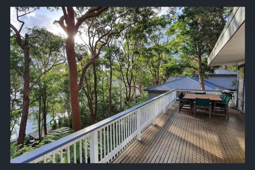 Newport House | Cozy Treetop Retreat with Pittwater Bay Views & Ocean Access