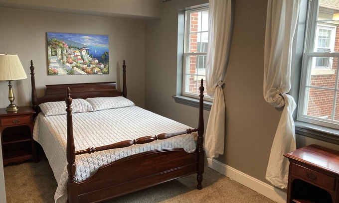 North Highland Apartment | Relaxing Treetop Rosslyn Loft - Steps from Georgetown
