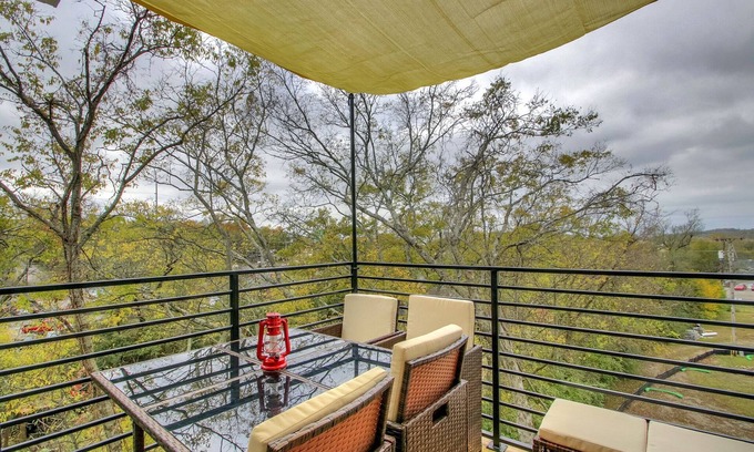 Talbot's Corner House | Experience Treetop Terrace: 10/10 Stay Near Downtown