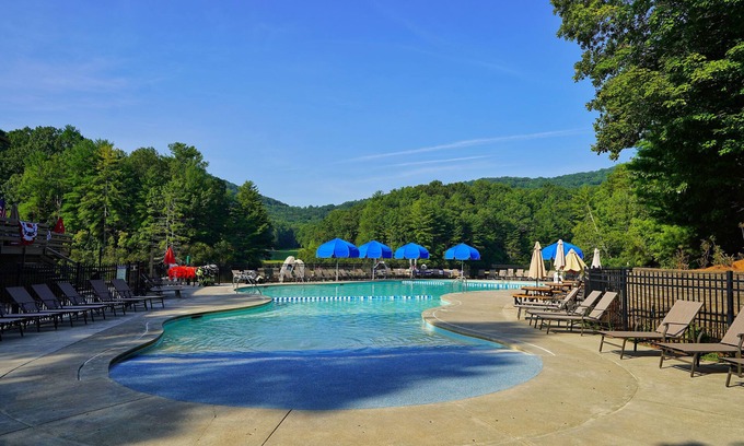 Big Canoe House | Nature Retreat: Experience Treetop Tranquility Today!