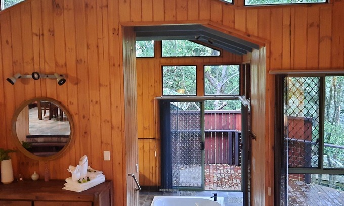 Flaxton Cabin | Discover Treetops Accommodation Montville: 4-Star Family Retreat