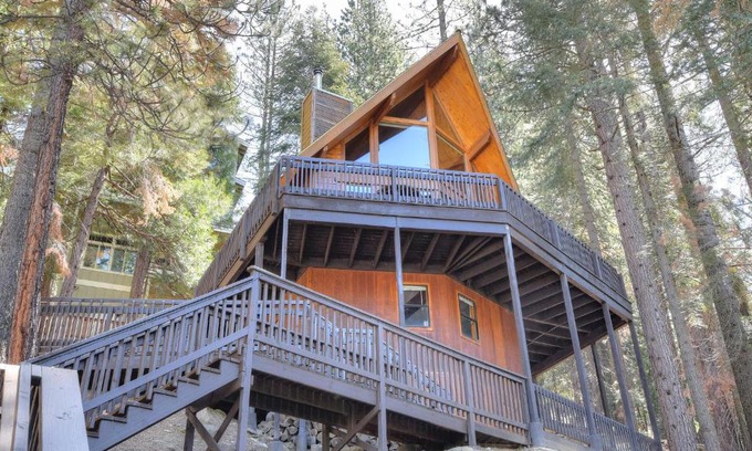 Yosemite West House | Explore Treetops Cabin: Family-Friendly Getaway Awaits