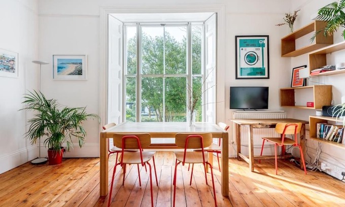 Maenporth Apartment | Cozy Treetops Flat with Parking, Steps from the Beach