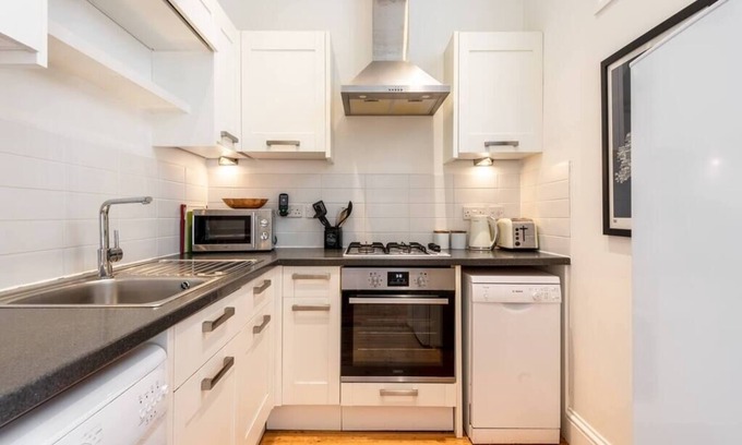 Maenporth Apartment | Cozy Treetops: Pet-Friendly Flat Near the Beach
