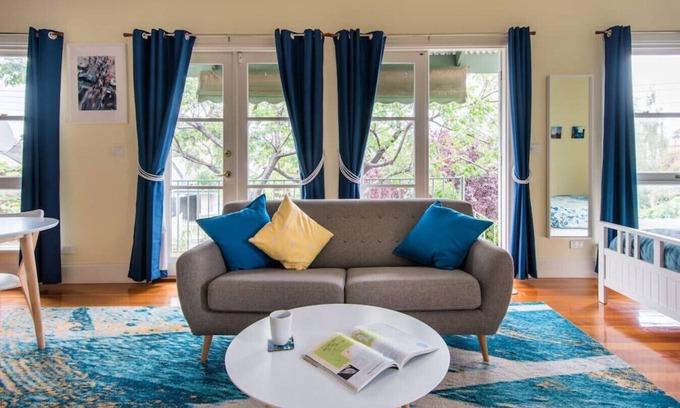 Fitzroy North Apartment | Bright Treetops Studio: Family-Friendly Retreat in Fitzroy North