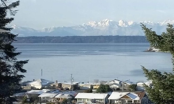 Clinton House | Experience TreeTops: Bayside Retreat with Mountain Views