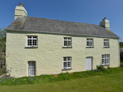 Saint John House | Pet-Friendly Getaway at Tregonhawke Farmhouse - 4 Stars
