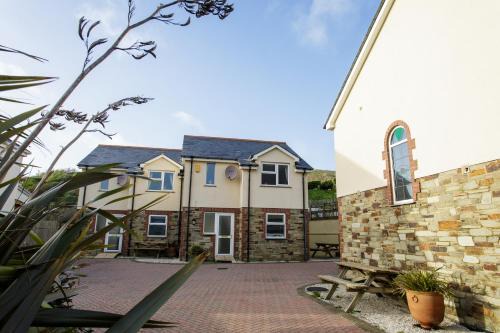 Newquay Villa | Explore Tregurrian Villas: Pet-Friendly 4-Star Retreat