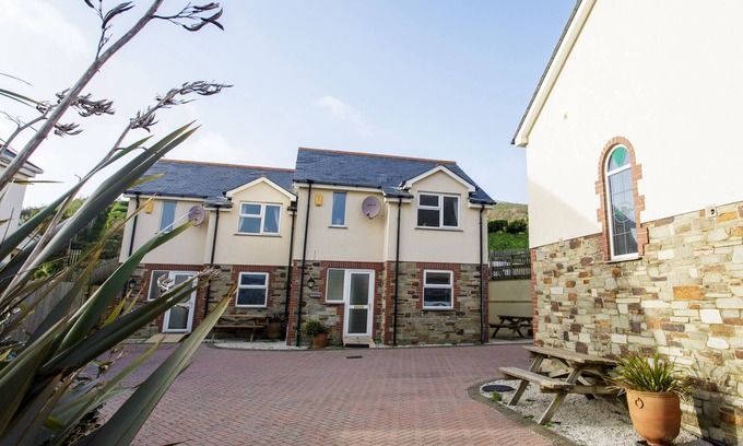 Newquay Villa | Ocean View Tregurrian Villas: Pet Friendly & Family Ready