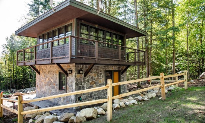 Lake George Hotel | Explore Trekker Treehouses: Pet-Friendly Oceanfront Retreat