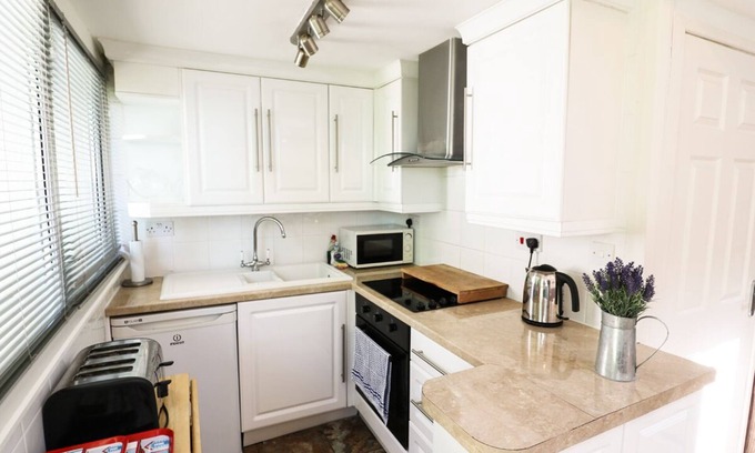 Llanteg Cottage | Welcoming Trelessy Lodge: Pet-Friendly with Breakfast Included
