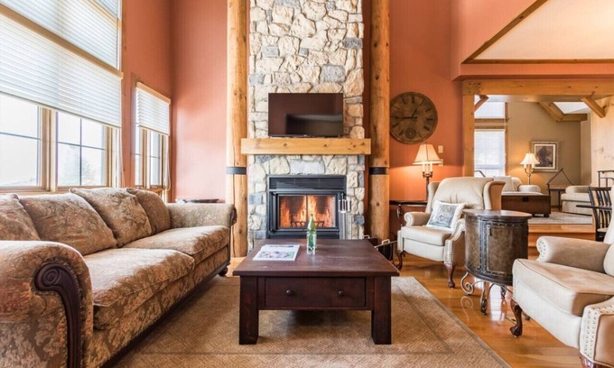 Mont-Tremblant House | ÉQuinoxe 140-1: Spectacular Views with Pool & Spa
