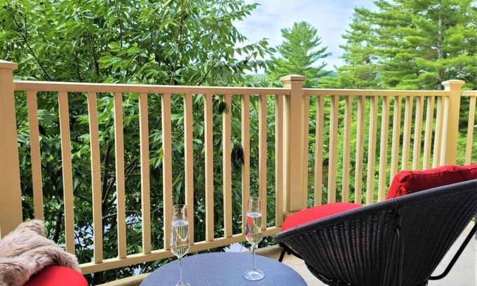 Mont-Tremblant Pedestrian Village Apartment | Dream Location at BONDURANT95-10 with Great Amenities