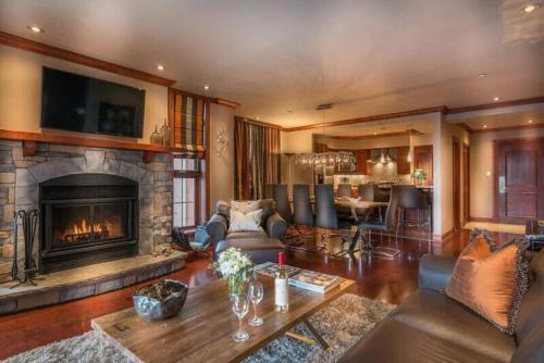 Mont-Tremblant Pedestrian Village Apartment | Cozy Bondurant 95-8: Guest Rated 9.7 with Hot Tub