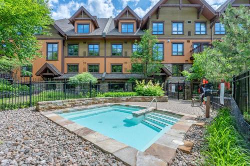 Versant Soleil Apartment | Discover Family Fun at EDM 1520-11 with Pool & Hot Tub